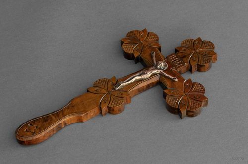 Croix orthodoxe sculptée en bois - MADEheart.com