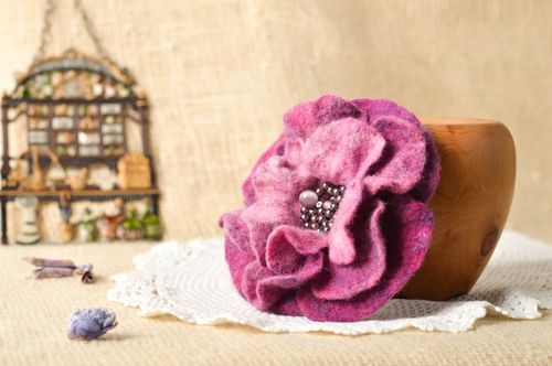 Spilla di lana fatta a mano fermacapelli in feltro accessorio originale - MADEheart.com