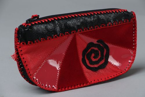 Porta-cosméticos feita à mão de couro genuíno vermelha  - MADEheart.com