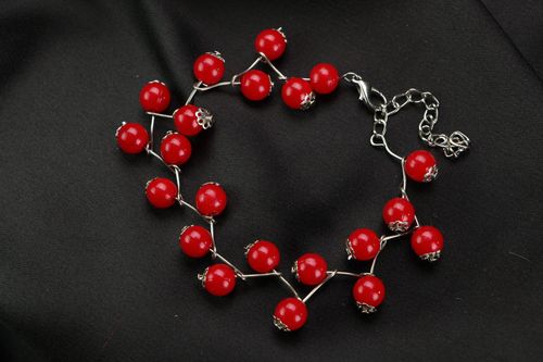 Armband mit roten Perlen - MADEheart.com