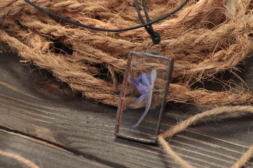 Pendentif en verre rectangulaire avec fleur naturelle bleue original fait main - MADEheart.com