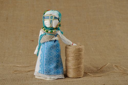 Bambola etnica di stoffa fatta a mano amuleto talismano slavo vestito azzurro - MADEheart.com