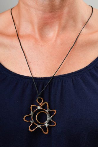Pendentif en métal Bijou fait main Accessoire femme Soleil en cuivre cadeau - MADEheart.com