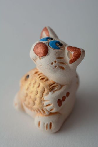 Figurilla de arcilla Gato con pez - MADEheart.com