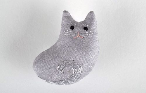 Broche en tissu artisanale Chat grise  - MADEheart.com