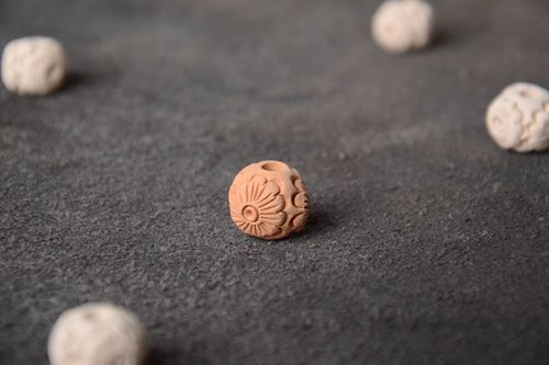 Perle en terre cuite avec fleurs faite main originale pour créer un bijou - MADEheart.com