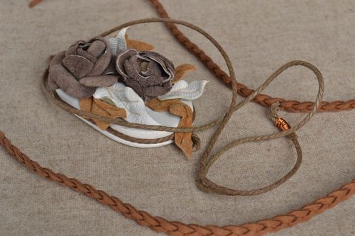 Colgante de cuero bisutería artesanal accesorio para mujer regalo original - MADEheart.com