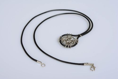 Colgante de metal en cordón artesanal original negro - MADEheart.com