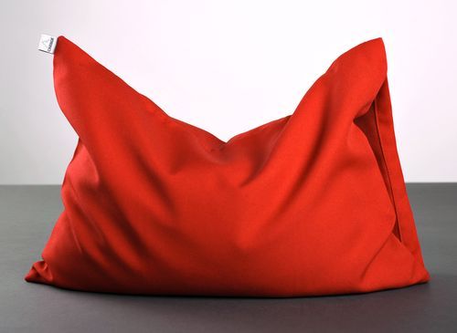 Almofada vermelha ortopédica para yoga preenchida com casca de trigo-sarraceno - MADEheart.com