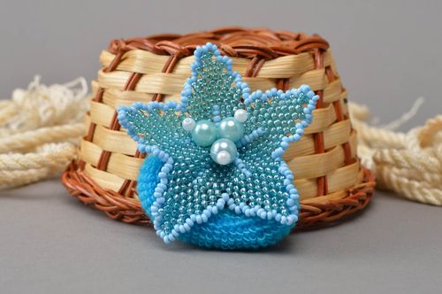 Coletero hecho a mano adorno para el pelo flor de abalorios azul para niñas - MADEheart.com