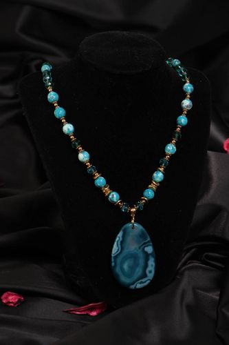 Collier avec pendentif fait main avec pierres fines agate et jaspe bleu stylé - MADEheart.com