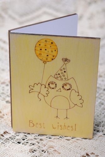 Belle carte de voeux en bois faite main originale jaune avec hibou Best wishes - MADEheart.com