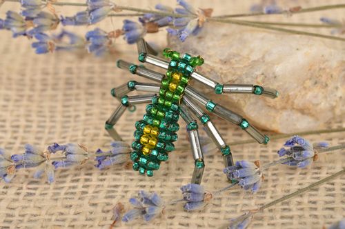 Broche en perles de rocailles Araignée verte originale faite main pour femme - MADEheart.com