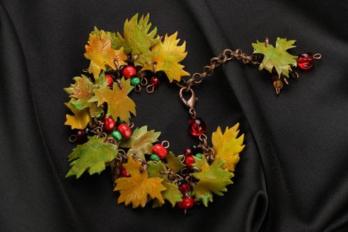 Bracelet avec suspensions sous forme de feuilles en argile polymère - MADEheart.com