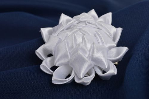 Gancho con flor blanca artesanal complemento para peinados regalo original - MADEheart.com