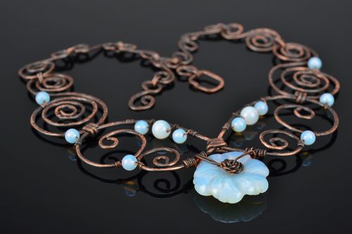 Collar artesanal de cobre con piedra lunar Flor de Luna - MADEheart.com