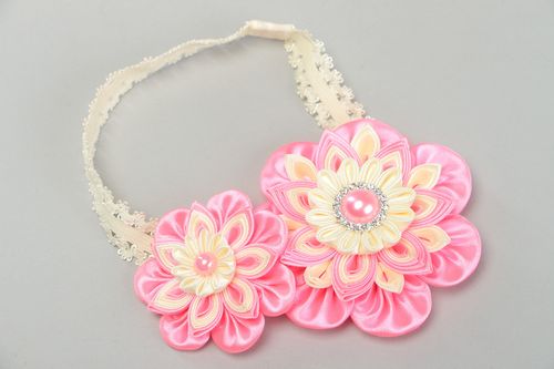 Handgemachtes Haarband mit Blumen aus Satinbändern in Rosa und Creme für Frauen - MADEheart.com