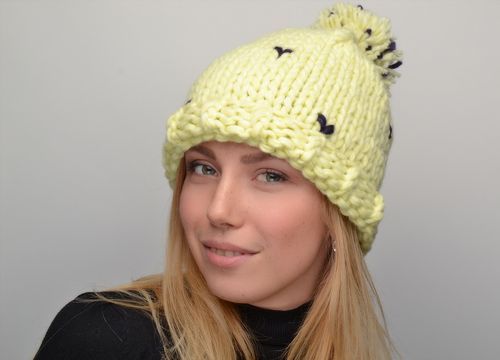 Bonnet tricoté pour femme fait main à pompon jaune - MADEheart.com