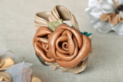 Broche en cuir en forme de deux fleurs  - MADEheart.com