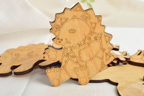 Sujet à décorer en bois brut fait main figurine hérisson plate pour serviettage - MADEheart.com