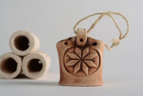 Pendentif amulette fait main en forme dune clochette - MADEheart.com