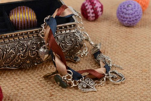 Bracelet à breloques rubans de satin chaîne métallique original fait main - MADEheart.com
