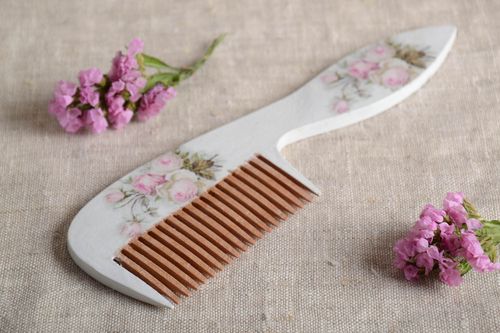 Handmade Kamm aus Holz Haar Accessoire Geschenk aus Holz mit Blumenmuster - MADEheart.com
