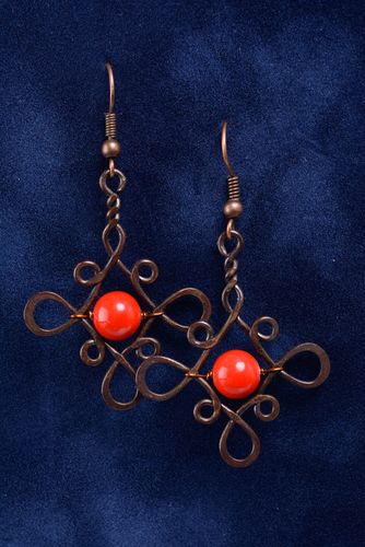 Longues boucles doreilles en cuivre faites main wire wrap perles en plastique  - MADEheart.com