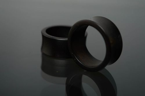 Piercings plugs faits main originaux en ébonite accessoires avec gravure 25 mm - MADEheart.com
