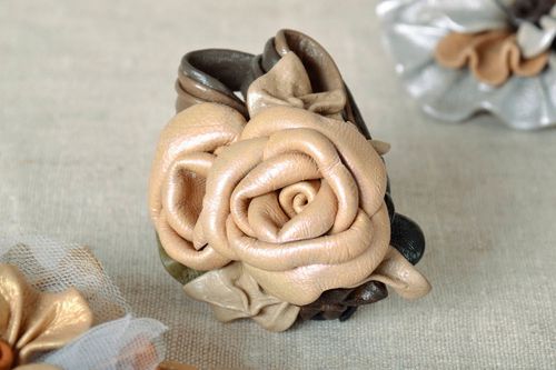 Broche fleur en cuir faite main - MADEheart.com