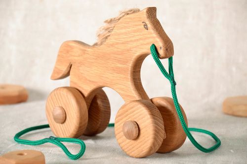 Cheval à roulettes en bois Coursier fait main - MADEheart.com