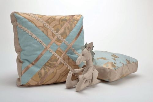 Almohada de algodón y poliéster con encaje - MADEheart.com