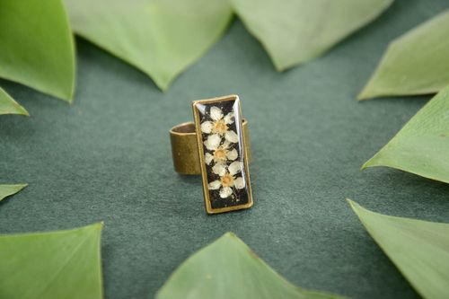 Handmade long rectangular black ring with dried flowers in epoxy resin - MADEheart.com