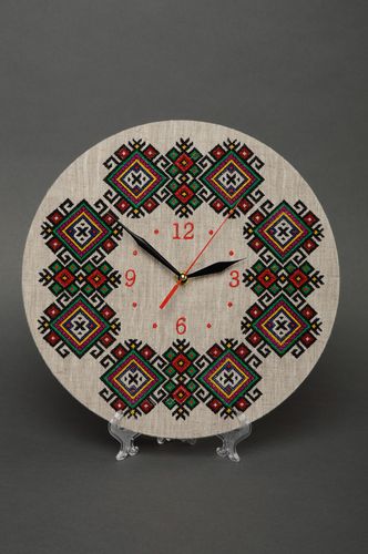 Reloj de pared artesanal con bordado - MADEheart.com