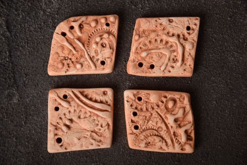Set de pendentifs en argile faits main originaux en relief avec trous 4 pièces - MADEheart.com