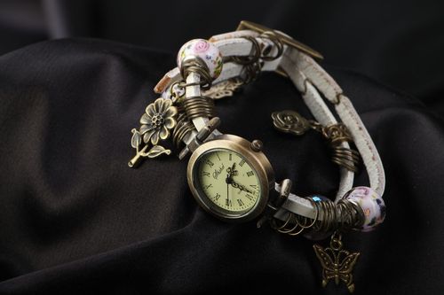Montre-bracelet avec pendentifs fait main  - MADEheart.com