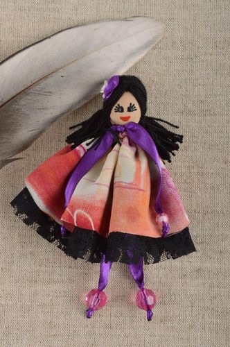 Broche poupée faite main Accessoire femme en tissu original Cadeau femme - MADEheart.com