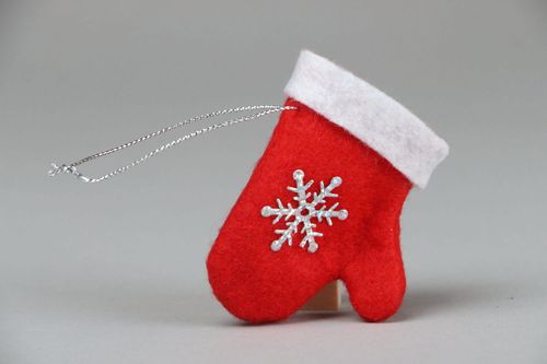 Brinquedos de Natal em forma de uma luva vermelha - MADEheart.com