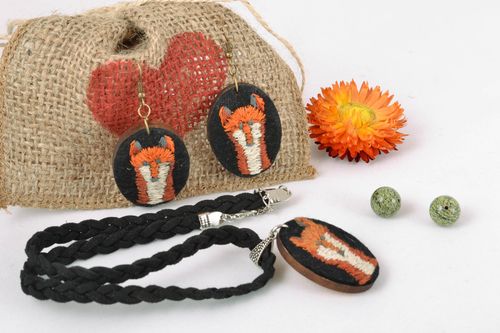 Wooden earrings and pendant with satin stitch embroidery - MADEheart.com