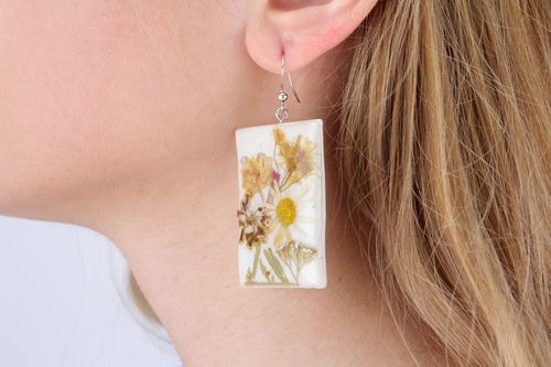 Earrings with dry flowers coated with epoxy - MADEheart.com