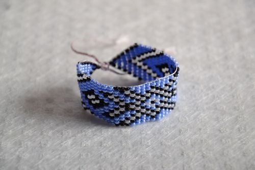 Large bracelet en perles de rocaille bleu à motif ethnique fait main pour femme - MADEheart.com