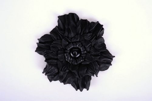 Brosche aus Echtleder in Form einer Blume - MADEheart.com