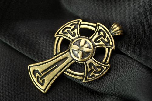 Pingente de bronze feito à mão Cruz céltica - MADEheart.com