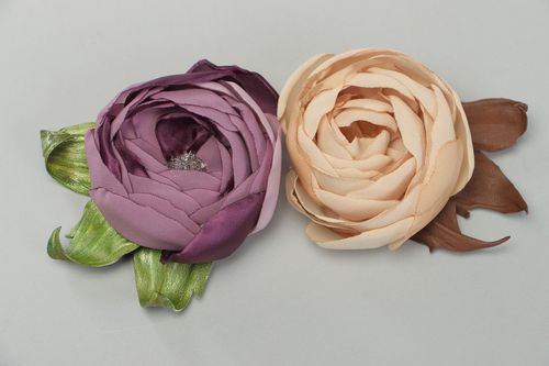 Шифоновые броши в виде цветов ручной работы с кожаными листьями женские кремовая и лиловая 2 штуки - MADEheart.com