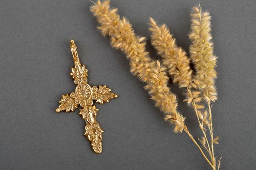 Cruz metálica hecha a mano en color oro regalo original accesorio religioso - MADEheart.com