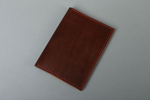 Porte-passeport en cuir naturel fait main - MADEheart.com