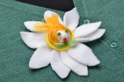 Фетровая брошь-цветок для ребенка - MADEheart.com