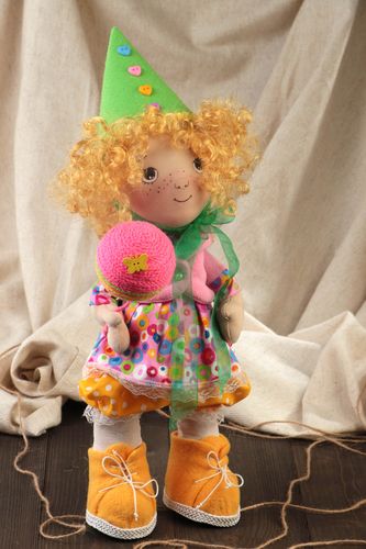 Muñeca de trapo hecha a mano original estilosa de algodón para niñas Rizada - MADEheart.com