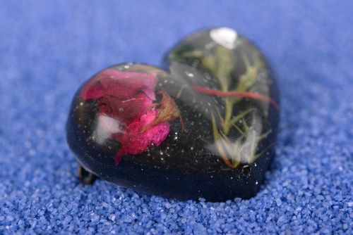 Broche noire Bijou fait main coeur fleurs séchées résine époxy Accessoire femme - MADEheart.com