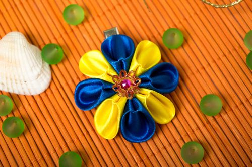 Barrette fleur fait main Accessoire coiffure bleu jaune Cadeau pour fille - MADEheart.com